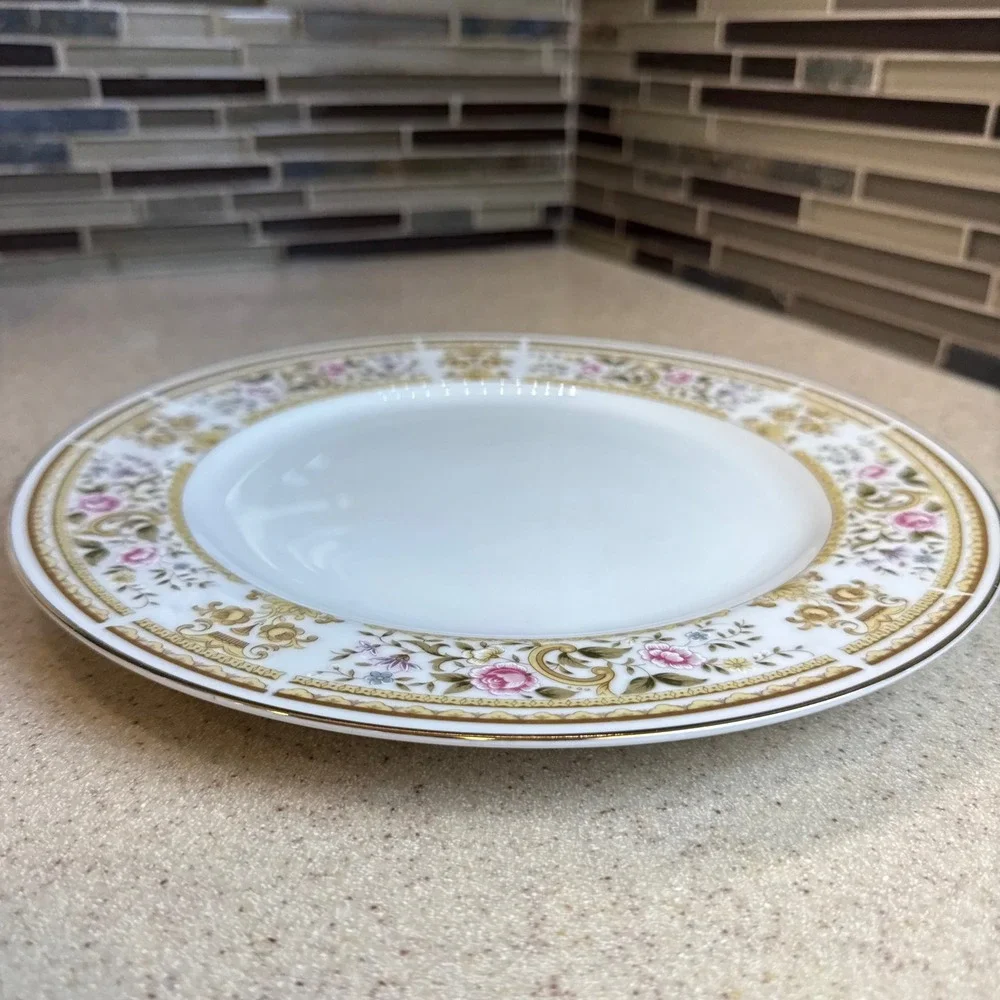 VTG Set of 2 Wallace Heritage Daphne Fine Porcelain China Plates Roses Gold Rim